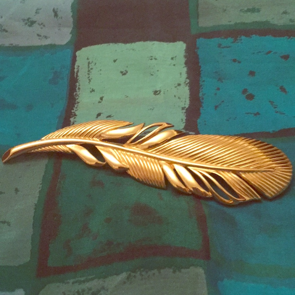 Vintage Gold tone feather brooch/scarf pin